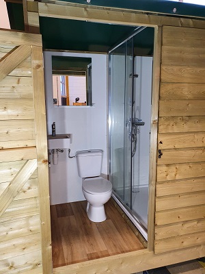 private-outhouse-summer-edition-interieur
